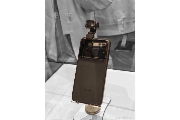 Honor &laquo;вживую&raquo; показала прототип роботизированного смартфона Robot Pho