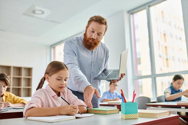 Искусственный интеллект в образовании: что он меняет в школах